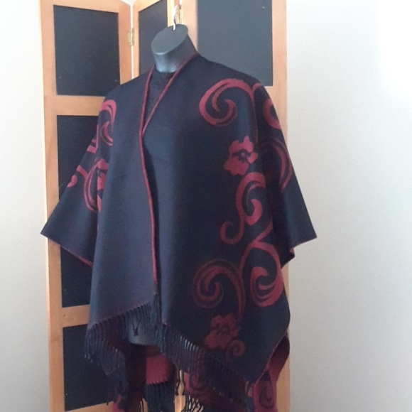Reversible Printed Poncho w/fringes - Picture 8 of 16